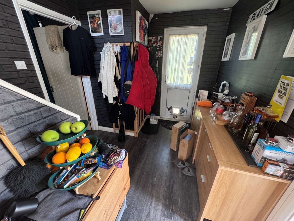 Lot: 140 - THREE-BEDROOM SEMI-DETACHED HOUSE - RESIDENTIAL INVESTMENT - Entrance hall